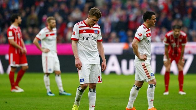 Zklamaní fotbalisté HSV po prohře 0:6 s Bayernem. Zklamaní fotbalisté HSV po prohře 0:6 s Bayernem.