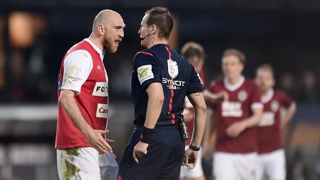 Pro sudího Pavla Královce není derby novinkou. Na snímku při hádce s bývalým slávistou Martinem Latkou. Pro sudího Pavla Královce není derby novinkou. Na snímku při hádce s bývalým slávistou Martinem Latkou.