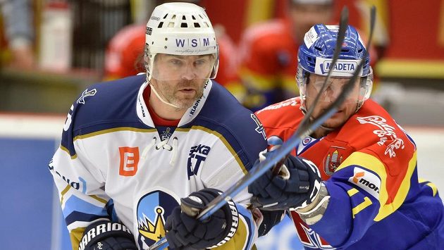 Jaromír Jágr se v dresu Kladna objevil na chvíli na ledě i v Českých Budějovicích během semifinále play off. Jaromír Jágr se v dresu Kladna objevil na chvíli na ledě i v Českých Budějovicích během semifinále play off.