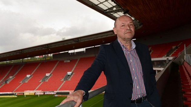 Nový trenér fotbalové Slavie Miroslav Koubek na stadiónu v Edenu. Nový trenér fotbalové Slavie Miroslav Koubek na stadiónu v Edenu.