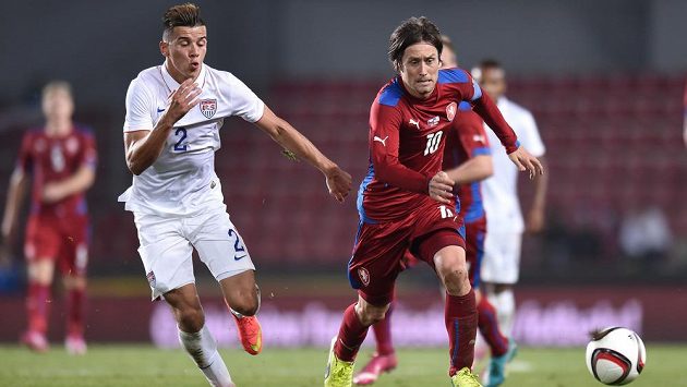 Alfredo Morales z USA (vlevo) a Tomáš Rosický během přátelského utkání na Letné. Alfredo Morales z USA (vlevo) a Tomáš Rosický během přátelského utkání na Letné.