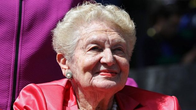 Tenisový svět zasáhla smutná zpráva. Angela Buxtonová, bývalá britská tenistka a deblová partnerka Althey Gibsonové, jíž v roce 1956 pomohla získat jako první hráčce tmavé pleti grandslamový titul, zemřela ve věku 85 let. Tenisový svět zasáhla smutná zpráva. Angela Buxtonová, bývalá britská tenistka a deblová partnerka Althey Gibsonové, jíž v roce 1956 pomohla získat jako první hráčce tmavé pleti grandslamový titul, zemřela ve věku 85 let.