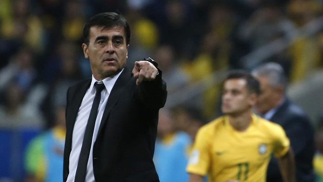 Po dvou letech byl od fotbalové reprezentace odvolán Gustavo Quinteros (na snímku). Zachránit účast na šampionátu v Rusku se pokusí pro Ekvádor Argentinec Jorge Célico. Po dvou letech byl od fotbalové reprezentace odvolán Gustavo Quinteros (na snímku). Zachránit účast na šampionátu v Rusku se pokusí pro Ekvádor Argentinec Jorge Célico.