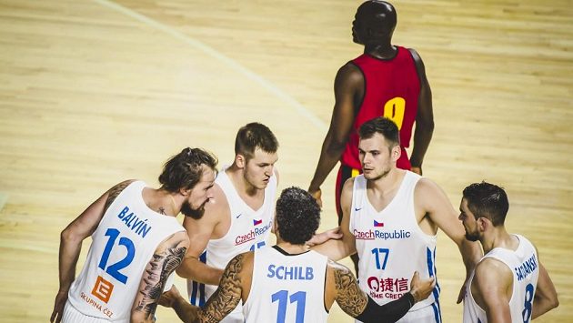 Porada českých basketbalistů během přípravného utkání s Angolou před mistrovstvím světa. Porada českých basketbalistů během přípravného utkání s Angolou před mistrovstvím světa.