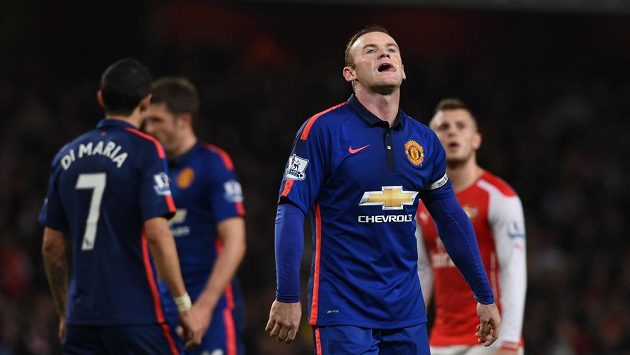 Útočník Manchesteru United Wayne Rooney v utkání s Arsenalem. Útočník Manchesteru United Wayne Rooney v utkání s Arsenalem.