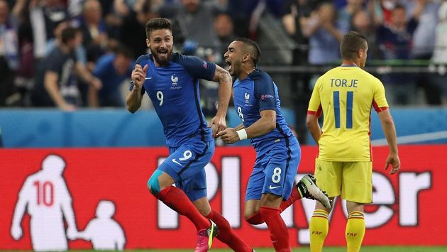 Francouzi Dimitri Payet (uprostřed) a Olivier Giroud (vlevo) se radují z vítězného gólu galského kohouta. Francouzi Dimitri Payet (uprostřed) a Olivier Giroud (vlevo) se radují z vítězného gólu galského kohouta.