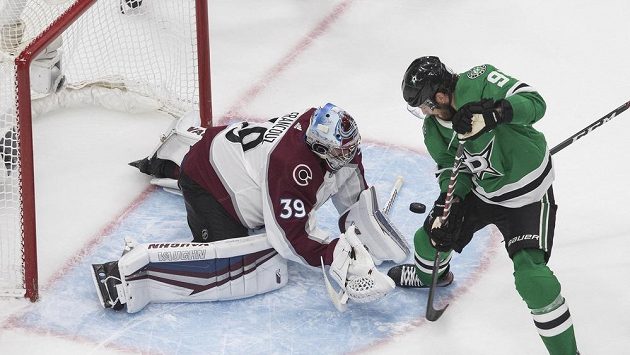 Útočník Dallasu Tyler Seguin (91) se marně snaží vyzrát na Pavla Francouze v brance Colorada. Útočník Dallasu Tyler Seguin (91) se marně snaží vyzrát na Pavla Francouze v brance Colorada.