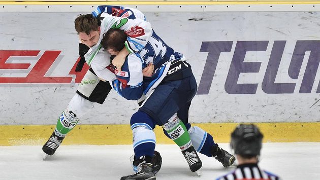 Radan Lenc (vlevo) z Boleslavi a Tomáš Slovák z Plzně v bitce v utkání 33. extraligového kola. Radan Lenc (vlevo) z Boleslavi a Tomáš Slovák z Plzně v bitce v utkání 33. extraligového kola.