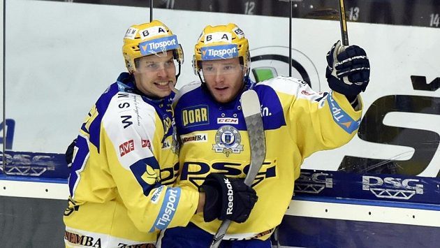 Hokejisté Zlína Roman Vlach (vlevo) a Daniel Štumpf ze Zlína se radují z gólu. Hokejisté Zlína Roman Vlach (vlevo) a Daniel Štumpf ze Zlína se radují z gólu.