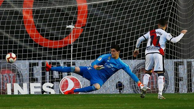 Záložník Vallecana Adri Embarba dává jediný gól utkání s Realem Madrid. Záložník Vallecana Adri Embarba dává jediný gól utkání s Realem Madrid.