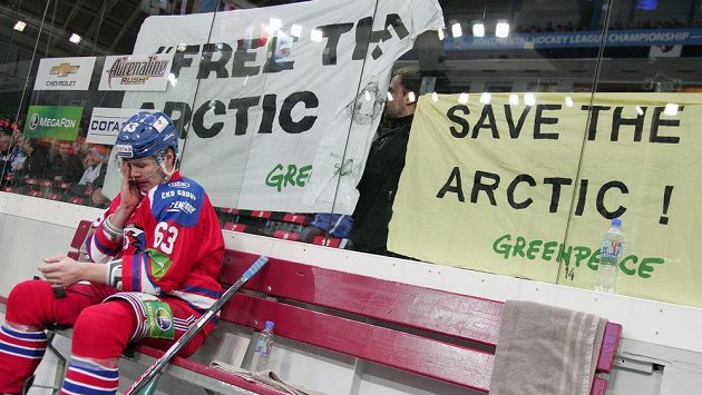 Aktivisté Greenpeace při zápase KHL mezi Lvem a Omskem vyzvali společnost Gazprom k ukončení příprav na těžbu ropy v Arktidě. Aktivisté Greenpeace při zápase KHL mezi Lvem a Omskem vyzvali společnost Gazprom k ukončení příprav na těžbu ropy v Arktidě.