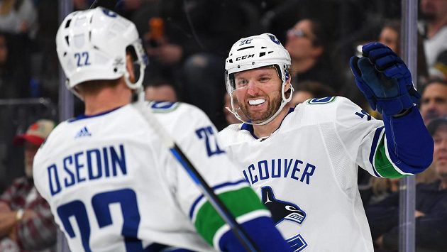 Thomas Vanek (26) se ještě v dresu Vancouveru raduje z gólu s Danielem Sedinem (22). Thomas Vanek (26) se ještě v dresu Vancouveru raduje z gólu s Danielem Sedinem (22).