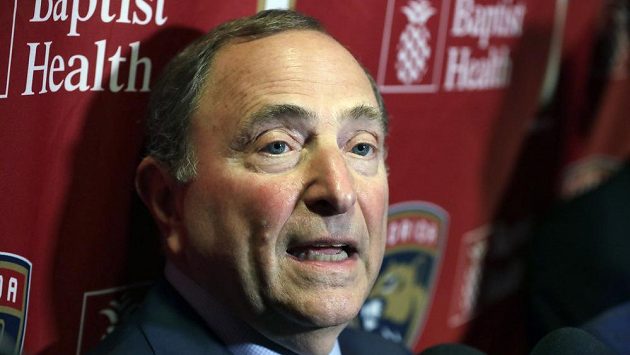 Komisionář NHL Gary Betmann. Komisionář NHL Gary Betmann.