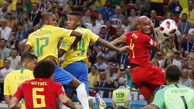 Nešťastná chvíle pro Brazilce Fernandinha (17), míč při téhle situaci v utkání s Belgií usměrnil do vlastní brány. Nešťastná chvíle pro Brazilce Fernandinha (17), míč při téhle situaci v utkání s Belgií usměrnil do vlastní brány.