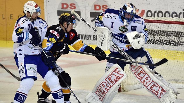 Brněnský obránce Tomáš Malec (vlevo), Ondřej Jurčík z Litvínova a brankář Komety Marek Čiliak v dohrávce 17. kola Tipsport extraligy. Brněnský obránce Tomáš Malec (vlevo), Ondřej Jurčík z Litvínova a brankář Komety Marek Čiliak v dohrávce 17. kola Tipsport extraligy.