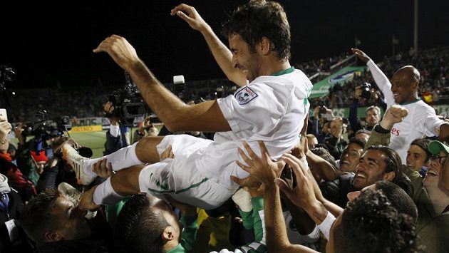 Útočník New Yorku Cosmos Raúl González nad hlavami hráčů po vítězném utkání s Ottawou Fury. Útočník New Yorku Cosmos Raúl González nad hlavami hráčů po vítězném utkání s Ottawou Fury.