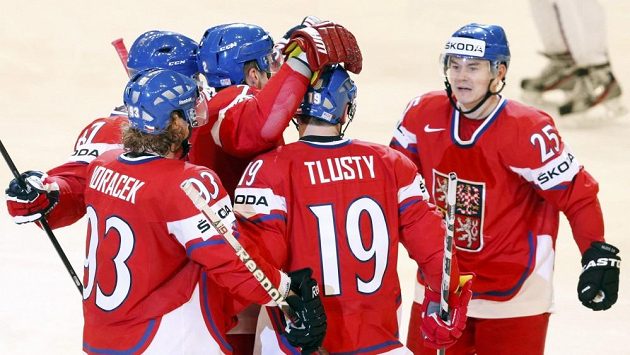 Čeští hokejisté se radují z branky Jiřího Hudlera (vpravo) v utkání proti Slovinsku. Čeští hokejisté se radují z branky Jiřího Hudlera (vpravo) v utkání proti Slovinsku.