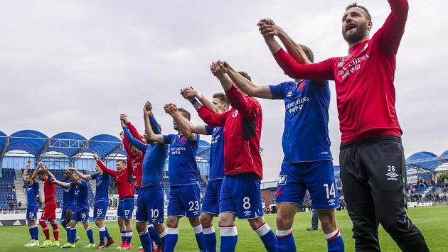 Hráči Slavie oslavují vítězství v Mladé Boleslavi. To ještě věřili, že k mistzrovské korunovaci postačí Hráči Slavie oslavují vítězství v Mladé Boleslavi. To ještě věřili, že k mistzrovské korunovaci postačí