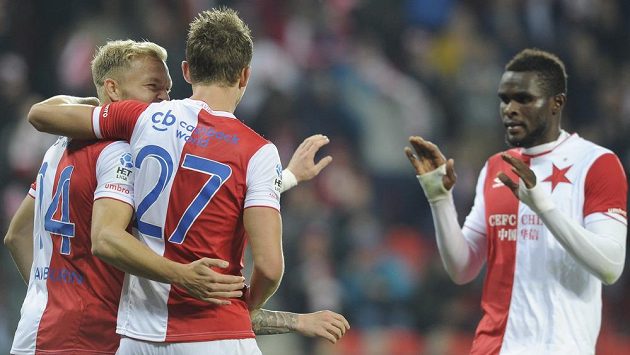 Hráči Slavie (zleva) Mick Van Buren, Tomáš Necid a Michael Ngadeu se radují ze druhého gólu. Hráči Slavie (zleva) Mick Van Buren, Tomáš Necid a Michael Ngadeu se radují ze druhého gólu.