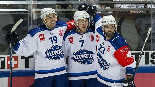Hokejisté Komety Brno Lukáš Nahodil, Tomáš Bartejs a Tomáš Svoboda slaví během odvetného osmifinále Ligy mistrů na ledě švýcarského EV Zug. Hokejisté Komety Brno Lukáš Nahodil, Tomáš Bartejs a Tomáš Svoboda slaví během odvetného osmifinále Ligy mistrů na ledě švýcarského EV Zug.
