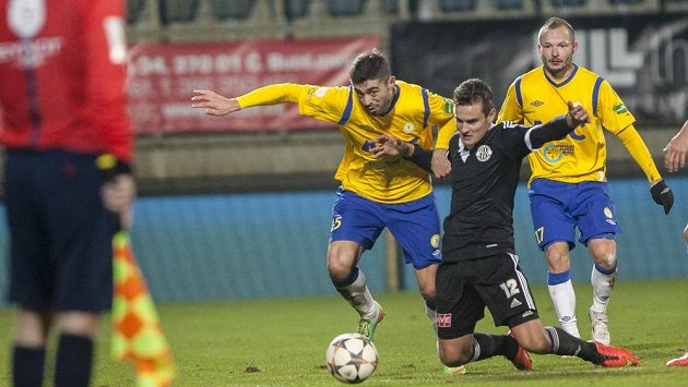Zleva Alen Melunović z Teplic, Jan Hála z Budějovic a Tomáš Vondrášek z Teplic v utkání 16. kola Synot ligy. Zleva Alen Melunović z Teplic, Jan Hála z Budějovic a Tomáš Vondrášek z Teplic v utkání 16. kola Synot ligy.