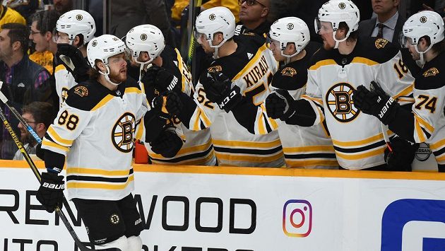 Bostonská radost. Útočník David Pastrňák slaví se spoluhráči. Bostonská radost. Útočník David Pastrňák slaví se spoluhráči.