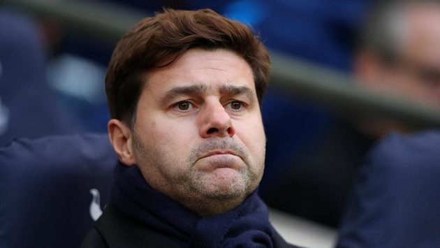 Zamyšlený trenér fotbalistů Tottenhamu Mauricio Pochettino. Zamyšlený trenér fotbalistů Tottenhamu Mauricio Pochettino.