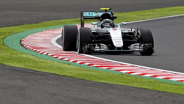 Nico Rosberg s vozem Mercedes při měřeném tréninku na okruhu v Suzuce. Nico Rosberg s vozem Mercedes při měřeném tréninku na okruhu v Suzuce.