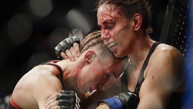 Česká bojovnice Lucie Pudilová prohrála v UFC s Antoninou Ševčenkovou z Kyrgyzstánu. Česká bojovnice Lucie Pudilová prohrála v UFC s Antoninou Ševčenkovou z Kyrgyzstánu.
