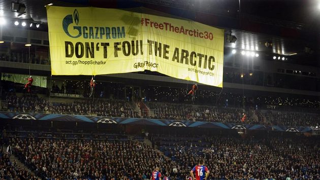 Členové hnutí Greenpeace slanili ze střechy stadiónu a rozvinuli transparent. Členové hnutí Greenpeace slanili ze střechy stadiónu a rozvinuli transparent.