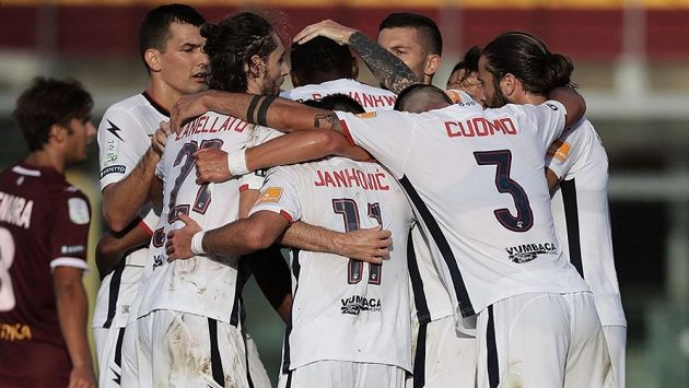 Hráči Crotone slaví postup do SerieA Hráči Crotone slaví postup do SerieA