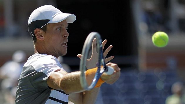 Český tenista Tomáš Berdych během zápasu proti Lleytonovi Hewittovi na US Open. Český tenista Tomáš Berdych během zápasu proti Lleytonovi Hewittovi na US Open.