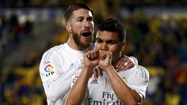 Záložník Realu Madrid Casemiro (vpřed) slaví gól na hřišti Las Palmas. Záložník Realu Madrid Casemiro (vpřed) slaví gól na hřišti Las Palmas.