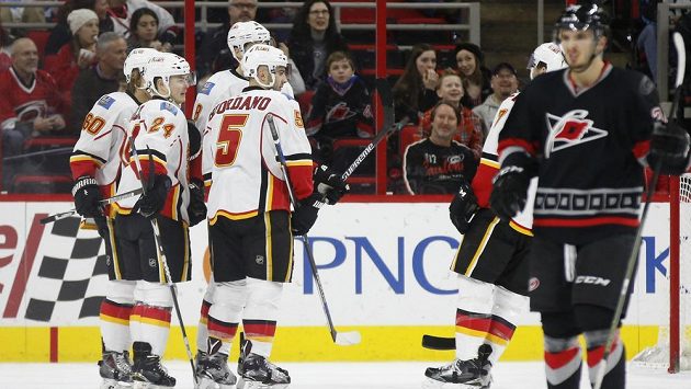 Jiří Hudler (druhý zleva) se raduje se spoluhráči z Calgary z branky proti Carolině. Jiří Hudler (druhý zleva) se raduje se spoluhráči z Calgary z branky proti Carolině.