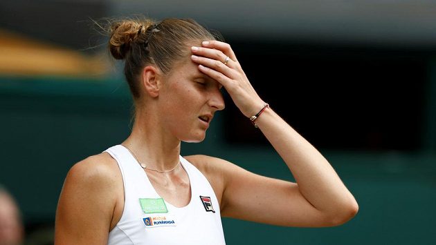 Česká tenistka Karolína Plíšková ve druhém kole Wimbledonu, v němž senzačně prohrála. Česká tenistka Karolína Plíšková ve druhém kole Wimbledonu, v němž senzačně prohrála.