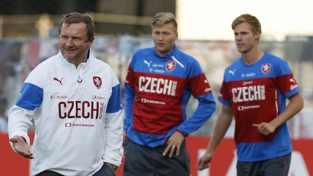 Dobře naložený trenér Pavel Vrba (vlevo). V pozadí obránci Václav Procházka a Tomáš Kalas. Dobře naložený trenér Pavel Vrba (vlevo). V pozadí obránci Václav Procházka a Tomáš Kalas.