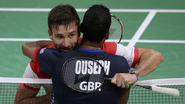 Petr Koukal po boji s Britem Rajivem Ousephem. Petr Koukal po boji s Britem Rajivem Ousephem.