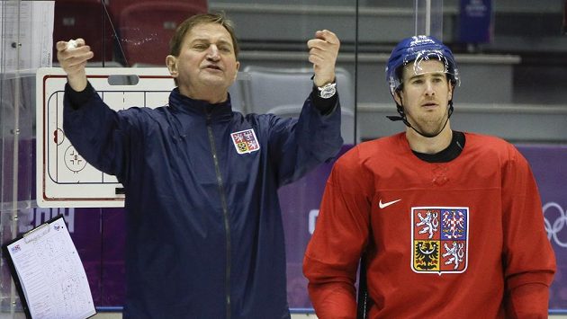 Alois Hadamczik udílí pokyny na tréninku české hokejové reprezentace v Soči. Vedle něj pozorně naslouchá Roman Červenka. Alois Hadamczik udílí pokyny na tréninku české hokejové reprezentace v Soči. Vedle něj pozorně naslouchá Roman Červenka.