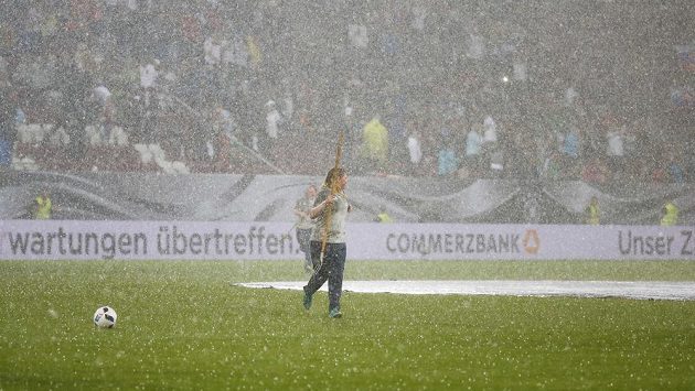 Husté krupobití zasypalo stadión v Augsburgu během přípravného duelu Německa se Slovenskem. Husté krupobití zasypalo stadión v Augsburgu během přípravného duelu Německa se Slovenskem.