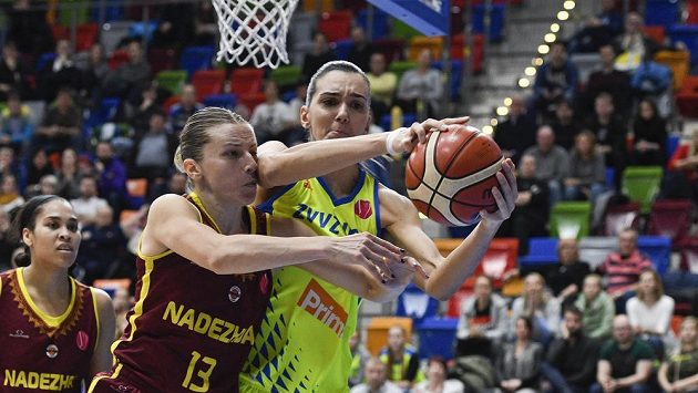 Marija Režanová z USK Praha v tvrdém souboji pod košem (Ilustrační foto) Marija Režanová z USK Praha v tvrdém souboji pod košem (Ilustrační foto)