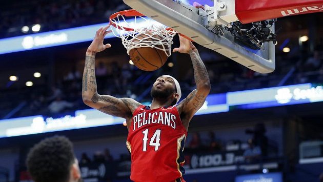 Basketbalista New Orleans Pelicans Brandon Ingram (14) smečuje během utkání s Utahem Jazz. Basketbalista New Orleans Pelicans Brandon Ingram (14) smečuje během utkání s Utahem Jazz.