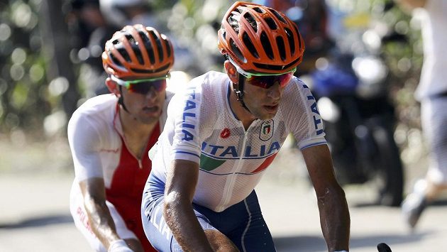 Ital Vincenzo Nibali (vepředu) na trati závodu v Riu. Ital Vincenzo Nibali (vepředu) na trati závodu v Riu.