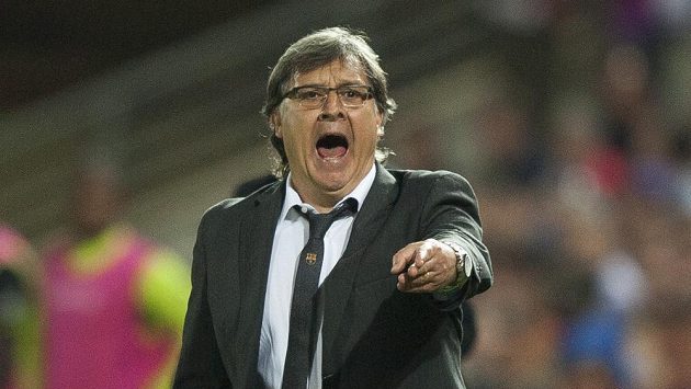 Trenér katalánského klubu Gerardo Martino dává hráčům pokyny během utkání s Granadou. Trenér katalánského klubu Gerardo Martino dává hráčům pokyny během utkání s Granadou.
