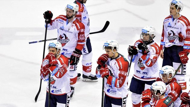Smutní pardubičtí hokejisté po prohraném zápase s Mladou Boleslaví. Smutní pardubičtí hokejisté po prohraném zápase s Mladou Boleslaví.