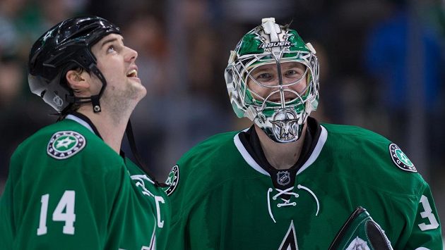 Kari Lehtonen na archivním snímku se spoluhráčem z Dallasu Jamiem Bennem (14). Kari Lehtonen na archivním snímku se spoluhráčem z Dallasu Jamiem Bennem (14).