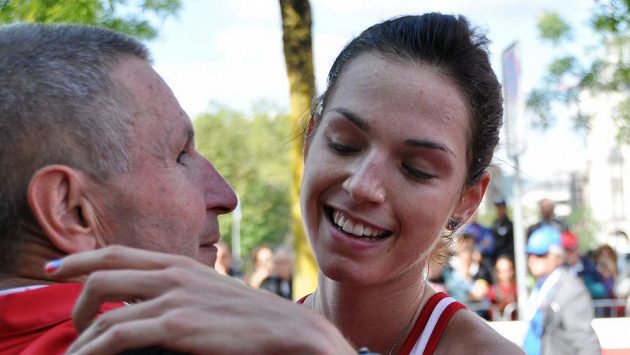 Anežka Drahotová se raduje s trenérem Ivo Pitákem v cíli závodu na 20 km chůze v Curychu, kde získala bronzovou medaili. Anežka Drahotová se raduje s trenérem Ivo Pitákem v cíli závodu na 20 km chůze v Curychu, kde získala bronzovou medaili.