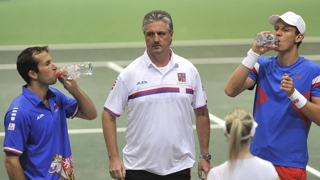 Zprava Tomáš Berdych, nehrající kapitán Jaroslav Navrátil a Radek Štěpánek během čtyřhry s Nizozemskem. Zprava Tomáš Berdych, nehrající kapitán Jaroslav Navrátil a Radek Štěpánek během čtyřhry s Nizozemskem.