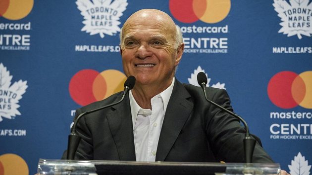 Generální manažer hokejistů Toronta Lou Lamoriello byl vyhlášený nejlepším GM v sezoně NHL 2019/20. Generální manažer hokejistů Toronta Lou Lamoriello byl vyhlášený nejlepším GM v sezoně NHL 2019/20.