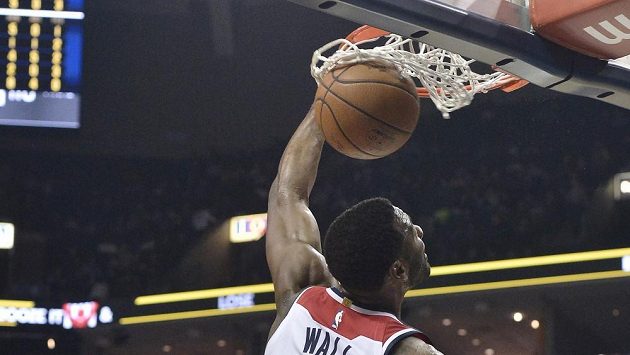 Hvězda basketbalistů Washingtonu John Wall smečuje v utkání s Memphisem. Hvězda basketbalistů Washingtonu John Wall smečuje v utkání s Memphisem.