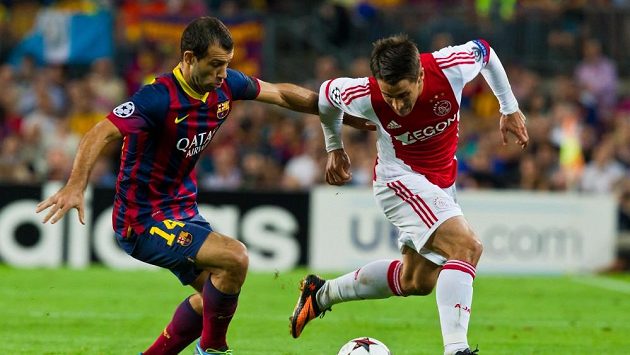 Javier Mascherano (vlevo) v duelu Ligy mistrů s Ajaxem. Javier Mascherano (vlevo) v duelu Ligy mistrů s Ajaxem.